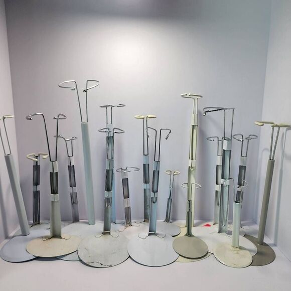 18 various doll display stands - Picture 1 of 5